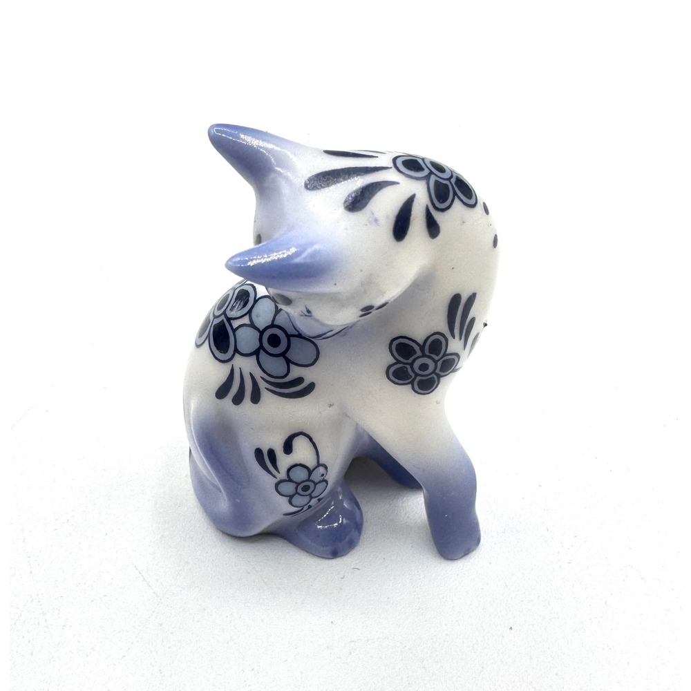 Franklin Mint Blue and White Floral Porcelain Cat Figurine Sitting - Picture 4 of 5